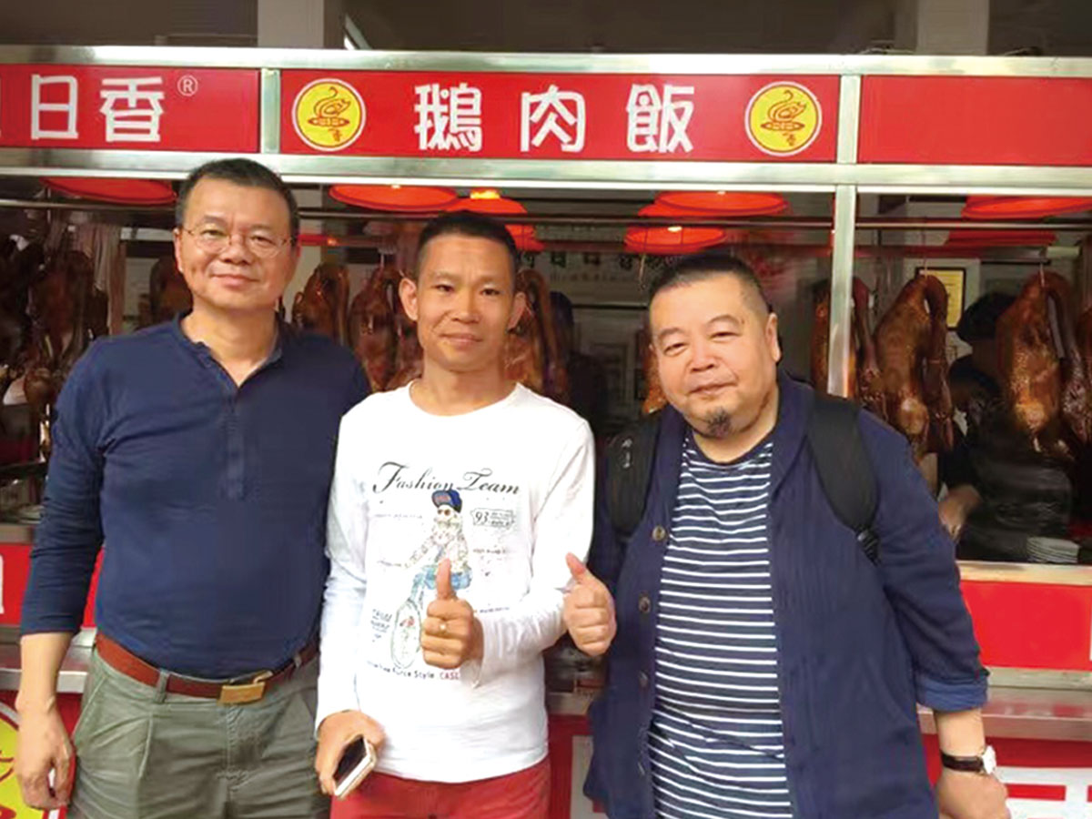 日日香創(chuàng)始人余壯忠和美食家沈宏非老師汕頭潮菜研究會(huì)會(huì)長張新民老師合影留念